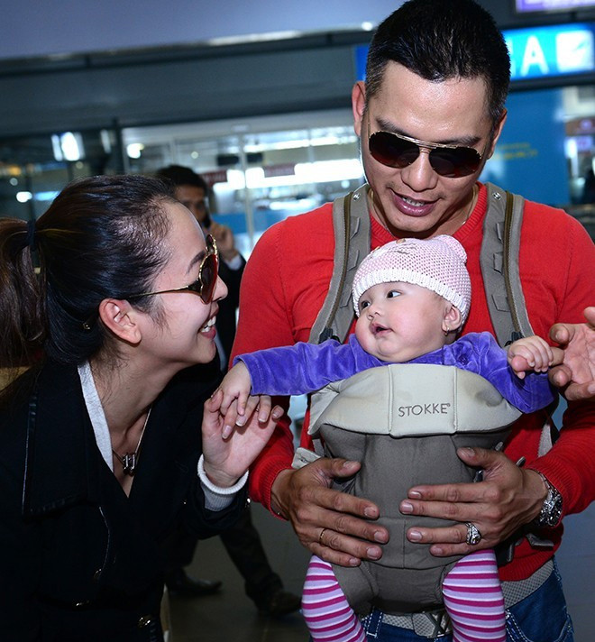 Sau một năm rời xa showbiz để chuẩn kết hôn, chăm lo cho gia đình và đặc biệt là sinh con, khoảng tháng 11/2013 Jennifer Phạm và chồng mới đưa con gái chung về Việt Nam thăm ông bà nội. Lúc này, bé Na (tên gọi ở nhà) được khoảng 8 tháng.