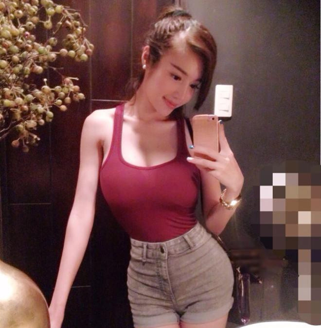 Trước những thông tin về chuyện mình đang mang bầu, thời điểm đó, cô gái sở hữu vòng một khủng tỏ ra khá bức xúc trên mạng xã hội. Cô cho rằng những trang web đưa tin cô có bầu là vô căn cứ, và liên tục đăng tải những hình ảnh khoe eo thon để đối phó tin đồn.