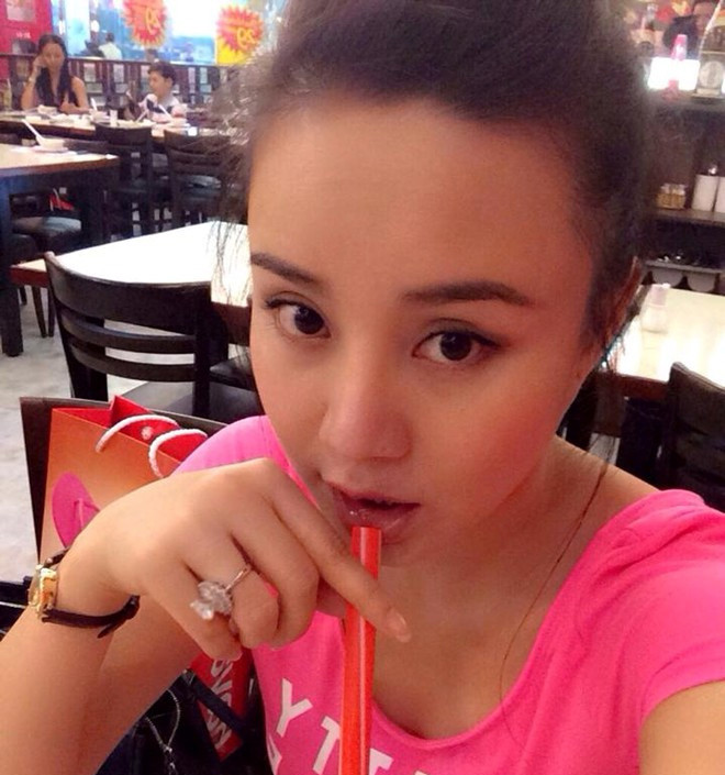Ở Mỹ, cô liên tục đăng tải hình ảnh nửa người trên và chia sẻ mình đang lên cân từng ngày. Dù chưa công khai nhưng cô cũng hé lộ tin vui với bạn bè qua những dòng chia sẻ như: “Em cũng mới ú thêm chút xí à, có nhiu đâu, bác sĩ khen bé khoẻ bé ngoan”. Dòng chia sẻ của Vy Oanh nhận được hàng nghìn lượt “like” cùng nhiều lời chúc mừng. Một vài người bạn thân động viên cô nên ăn nhiều và giữ gìn sức khỏe cho cả mẹ và bé.