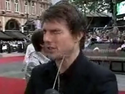 Khi đang trả lời phỏng vấn trên thảm đỏ một sự kiện, Tom Cruise đã bị ai đó bắn súng phun nước vào mặt. Nam tài tử Hollywood chẳng tỏ ra buồn cười gì với tai nạn hy hữu này mà chỉ thấy bực trong người.
