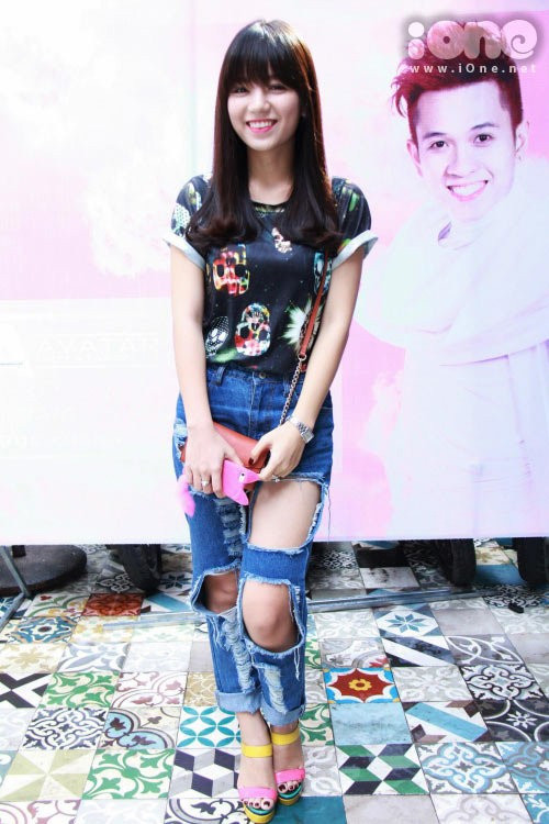Tham dự họp báo của ca sĩ Ngọc Khanh, hot girl Hạ Anh diện mốt quần có khoảng hở rộng. Nữ người mẫu tuổi teen bị đánh giá là diện trang phục không mấy phù hợp không khí sự kiện.