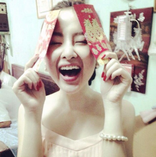 Angela Phương Trinh đang rất vui vì được lì xì.