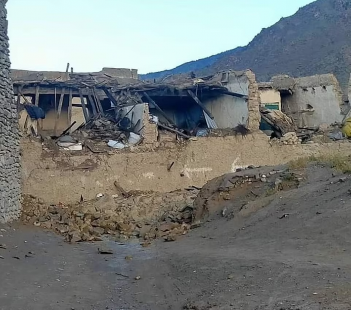Afghanistan thường xuyên xảy ra động đất, đặc biệt là ở dãy núi Hindu Kush, nằm gần điểm giao nhau của mảng kiến tạo Á-Âu và Ấn Độ.
