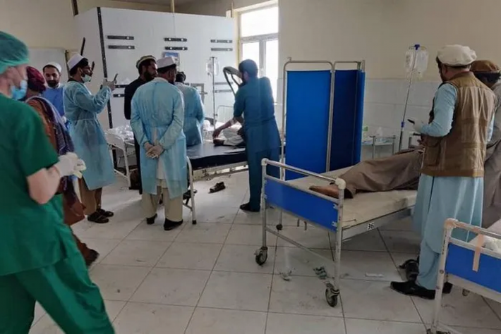 Người dân Afghanistan bị thương do động đất được chuyển tới bệnh viện.