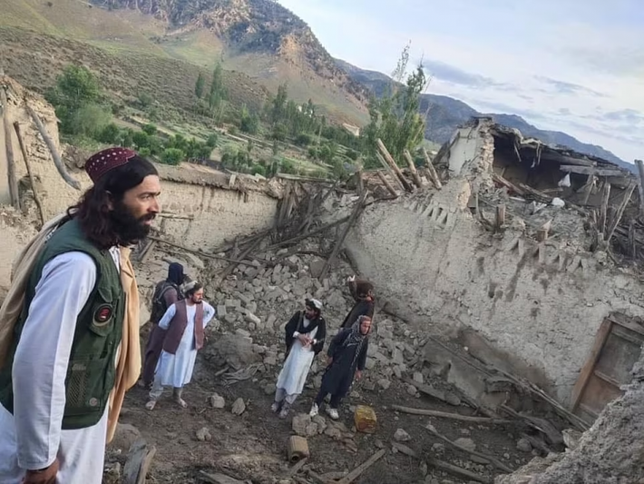 Hãng thông tấn nhà nước Afghanistan Bakhtar cho biết, 90 ngôi nhà ở các huyện Barmala, Ziruk, Naka và Gayan thuộc tỉnh Paktika đã bị phá hủy do trận động đất và hàng chục người có thể đang mắc kẹt dưới đống đổ nát. Trong ảnh: Khung cảnh hoang tàn sau trận động đất.