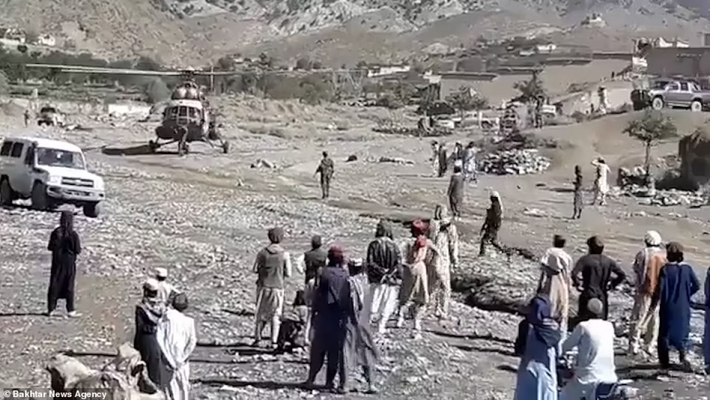 Người dân Afghanistnan thẫn thờ nhìn nơi sinh sống biến thành đống đổ nát sau trận động đất tồi tệ.