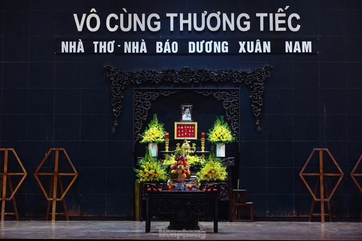Nhà thơ, nhà báo Dương Xuân Nam (bút danh Dương Kỳ Anh) sinh năm 1948 tại làng Xuyên Cẩm (nay là thôn Trần Phú), huyện Kỳ Anh, tỉnh Hà Tĩnh. Năm 1975, ông rời quân ngũ, vào Báo Tiền Phong làm phóng viên Ban Kinh tế. Từ năm 1979-1981, nhà báo Dương Xuân Nam được giới thiệu đi học trường Đảng Nguyễn Ái Quốc. Từ năm 1982-1983, ông được bổ nhiệm làm Phó Ban rồi Trưởng Ban Kinh tế. Năm 1986, ông được bổ nhiệm làm phó Tổng Biên tập. Sau đó hơn một năm, nhà báo Dương Xuân Nam được đề bạt làm Tổng Biên tập Báo Tiền Phong và là Thường vụ T.Ư Đoàn, Thường vụ Đảng ủy khối Dân vận T.Ư (1996), phụ trách mảng báo chí xuất bản cho đến lúc nghỉ hưu năm 2008.
