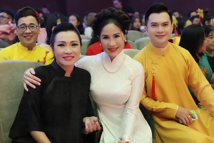 Ca sĩ Phương Thanh chụp hình cùng các đồng nghiệp nhân dịp tham dự lễ giỗ tổ nghề.