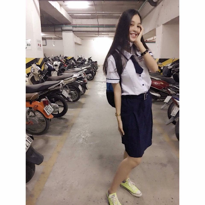 Hoa hậu Tiểu Vy trẻ trung trong bộ đồng phục học sinh tới trường.
