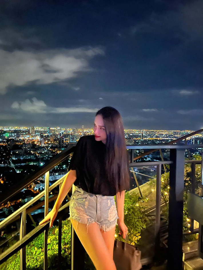 Hương Giang đăng hình với dòng chia sẻ tâm trạng.