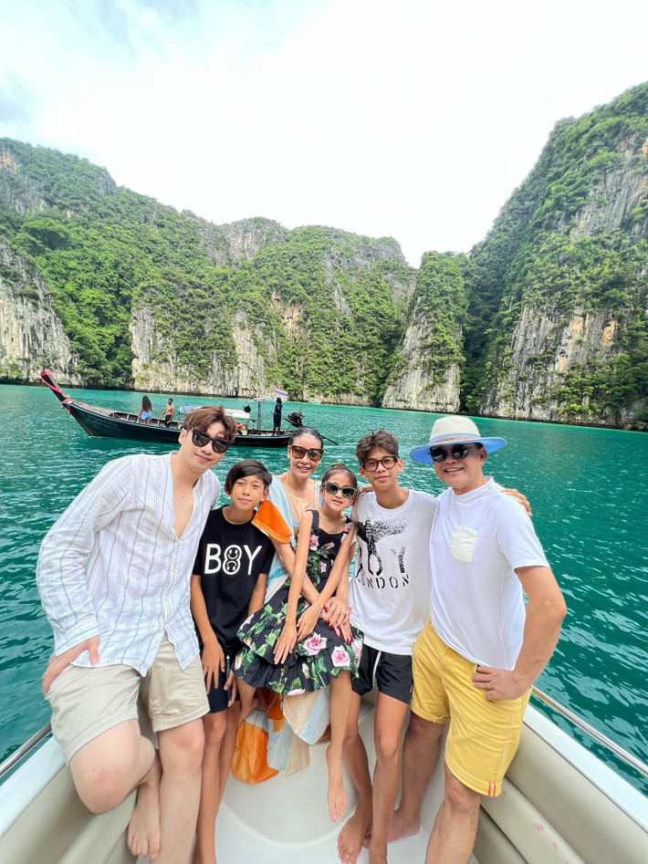 Gia đình Hoa hậu Hà Kiều Anh cùng tới Thái Lan du lịch.