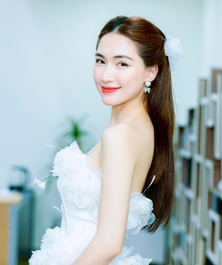 Sao Việt Hòa Minzy khoe vai trần gợi cảm xinh đẹp.