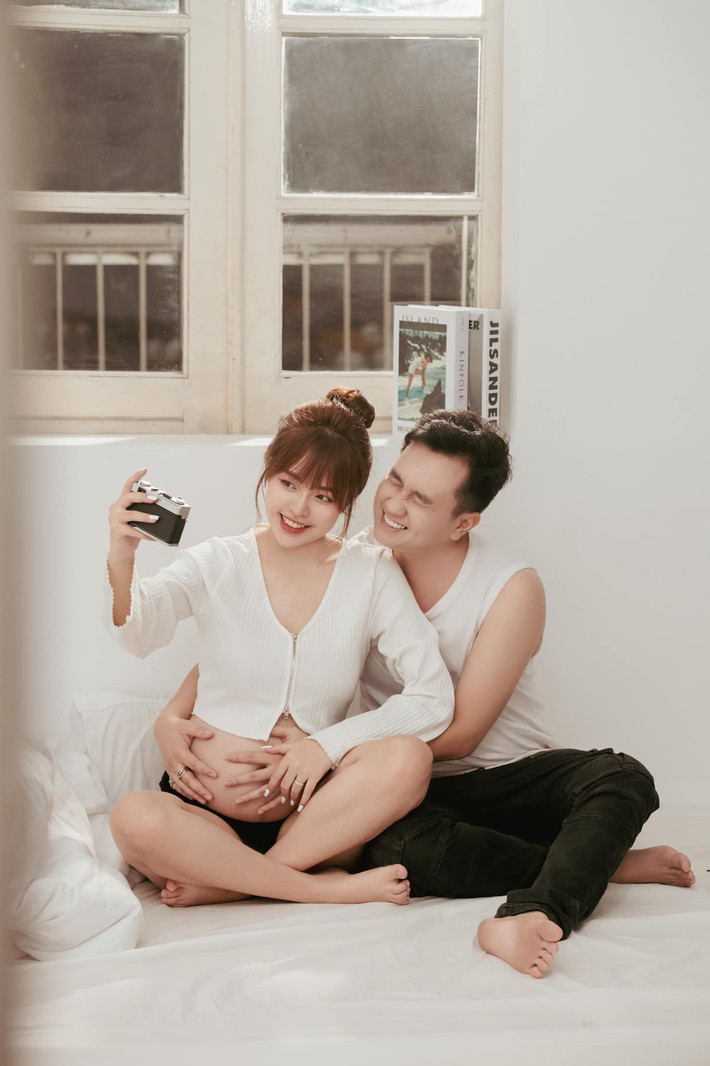 Vợ chồng Anh Tuấn 'Phố trong làng' hạnh phúc trong bộ ảnh bầu.