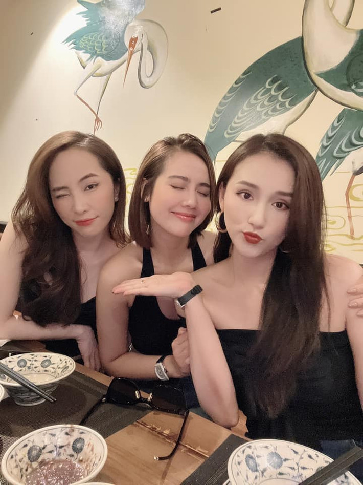 Bộ ba thân thiết Quỳnh Nga, Lã Thanh Huyền, Huyền Lizzie đi ăn cùng nhau.