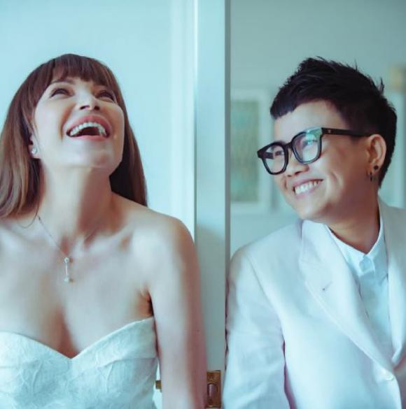 Sau đám cưới gây bão, mới đây, Phương Uyên và Thanh Hà đã đăng tải một bộ ảnh cưới đậm chất ngôn tình và khiến khán giả phải xuýt xoa không ngớt. Trong loạt ảnh này, Phương Uyên chọn cho mình bộ vest ấn tượng và thanh lịch. Trái lại, Thanh Hà lại gây mê với nhan sắc yêu kiều, thần thái rạng rỡ. Khi khoác lên mình chiếc váy cưới, trông nữ diva xuất sắc gấp bội lần. Chưa kể, cả 2 còn thi nhau thể hiện những cử chỉ tình tứ đến ngọt ngào làm bao người u mê.