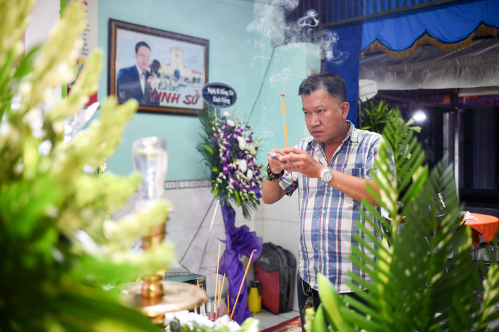 Nhạc sĩ Vinh Sử bị ung thư trực tràng gần 10 năm qua và ông phải thường xuyên vào viện chữa trị. Khoảng 3 tháng gần đây tình trạng trở nặng, ông phải nằm một chỗ trong phòng hồi sức.
