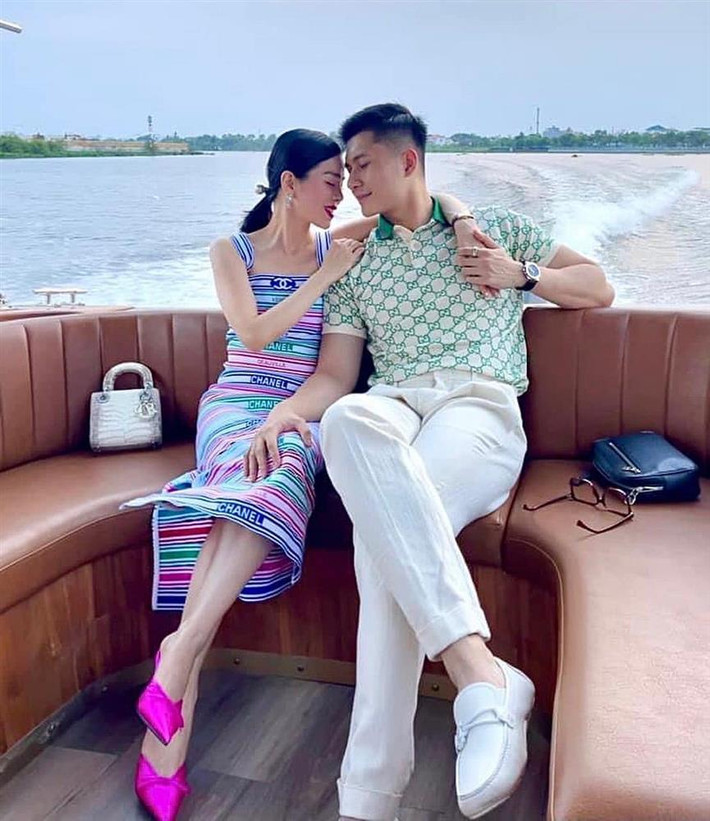 Lệ Quyên sinh năm 1981, đã ngoại tứ tuần. Từ khi bén duyên với Lâm Bảo Châu, giọng ca 8X được cho là ngày càng trẻ trung, biết chăm chút, yêu thương bản thân hơn, chăm chỉ tập thể hình.