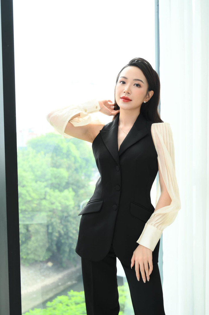 Diễn viên Kim Oanh trẻ trung năng động với set đồ cá tính.