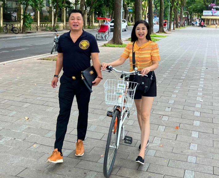 Sao Việt ngày 23/9: "Mùa thu Hà Nội đón anh Lý Hùng, còn em đón anh đi cafe. Anh vẫn phong độ và hồn hậu như xưa", NSND Thu Hà viết.