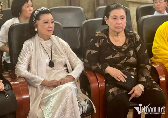 NSND Kim Cương và Mai Thanh Dung sức khỏe không tốt, vừa xuất viện mấy ngày qua. 2 nghệ sĩ cố gắng đến để từ biệt người đồng nghiệp mình yêu quý.