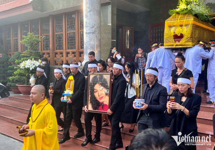 Đúng 6h30, lễ di quan Thẩm Thúy Hằng bắt đầu. Linh cữu bà được đưa ra khỏi hội trường Nhà tang lễ để lên xe tang.