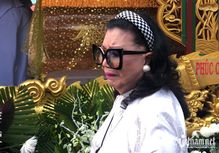 NSND Kim Cương bật khóc nức nở trong giây phút cuối cùng tiễn đưa người đồng nghiệp thân tình. Hay tin Thẩm Thúy Hằng qua đời, Kim Cương thức trắng nhiều đêm hồi tưởng "gương mặt, tính cách hồn nhiên và vẻ dễ thương" của minh tinh.