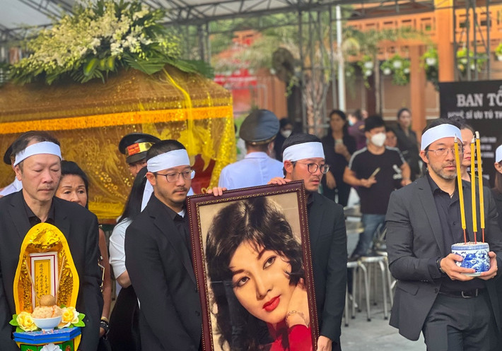 Ngoài gia đình, đồng nghiệp, nhiều khán giả cũng có mặt từ sớm để tiễn biệt thần tượng một thời.