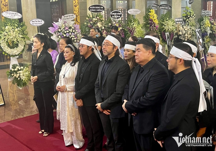 Gia đình, đồng nghiệp cố nghệ sĩ trong lễ truy điệu. Dù đau buồn, họ an ủi khi cố nghệ sĩ ra đi nhẹ nhàng, không đau ốm hay bệnh tật.