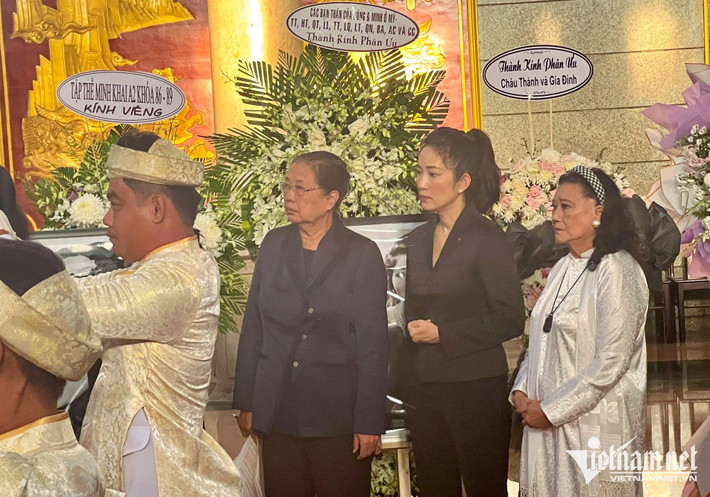 Các thành viên trong Ban lễ tang NSƯT Thẩm Thúy Hằng gồm: NSƯT Thanh Thúy, biên kịch Dương Cẩm Thúy và NSND Kim Cương. Thời gian qua, phía Sở Văn hóa Thể thao và Hội điện ảnh TP.HCM phối hợp hỗ trợ gia đình tổ chức tang lễ.
