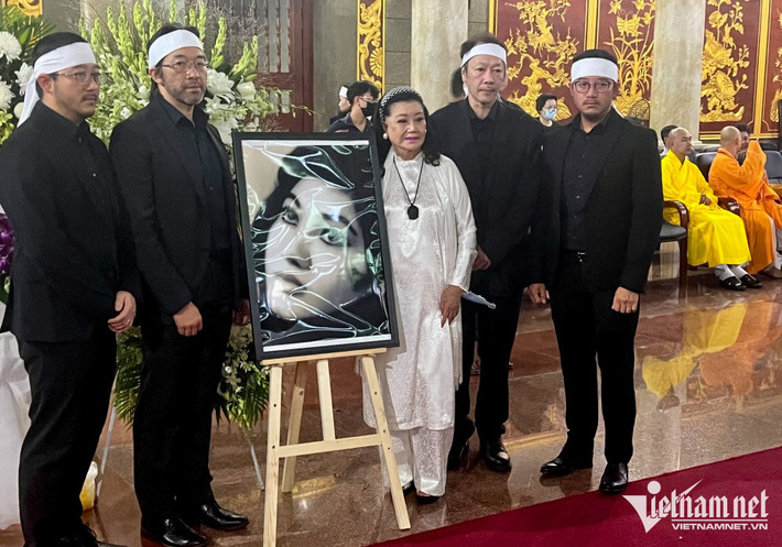 NSND Kim Cương cùng 4 người con bên ảnh thời trẻ của cố minh tinh. Bà căn dặn các con cố nghệ sĩ sống tử tế, tiếp tục các hoạt động thiện nguyện của mẹ lúc sinh thời.