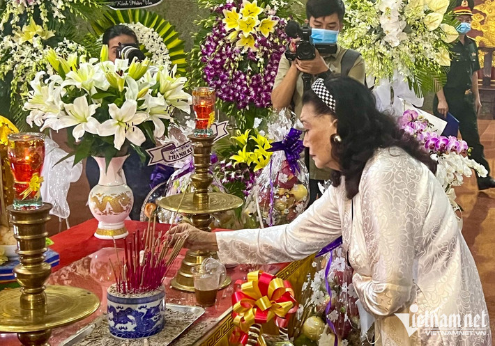 NSND Kim Cương thắp nén hương tiễn biệt người bạn tâm giao suốt hơn 50 năm.