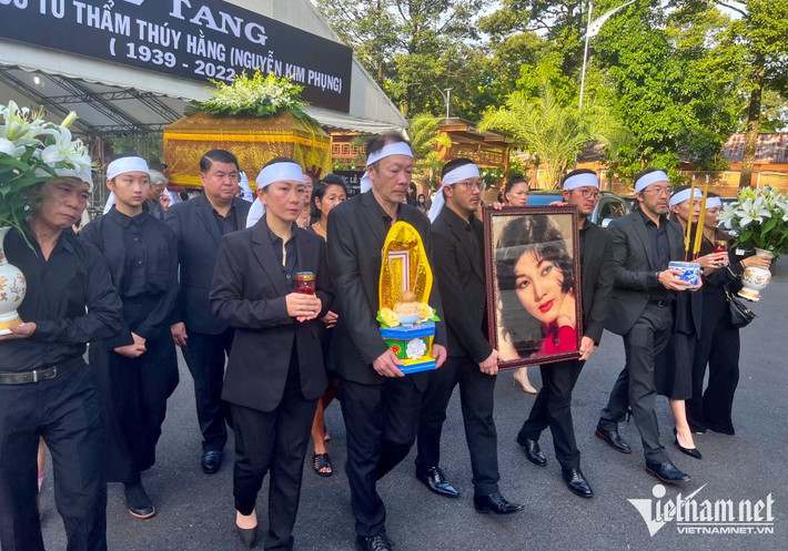 4 người con của Thẩm Thúy Hằng và con dâu, cháu nội cầm di ảnh, bài vị dẫn đầu đoàn đưa tiễn. Sau lễ tang, gia đình sẽ dùng tiền phúng điếu cho hoạt động từ thiện.