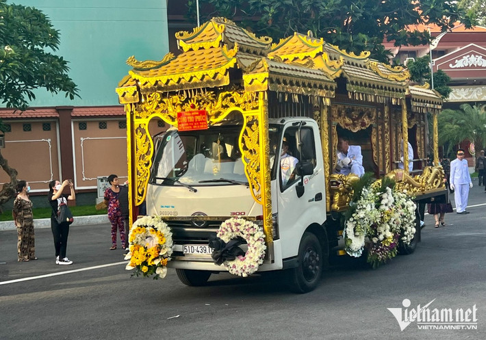 Linh cữu bà được đưa đi hỏa táng tại Phúc An Viên, Thủ Đức. Những năm cuối đời, Thẩm Thúy Hằng có cuộc sống khép kín. Bà tu tại gia, nghiên cứu Thiền học và dành trọn tâm sức cho công tác thiện nguyện. (Ảnh: Huỳnh Quyên)