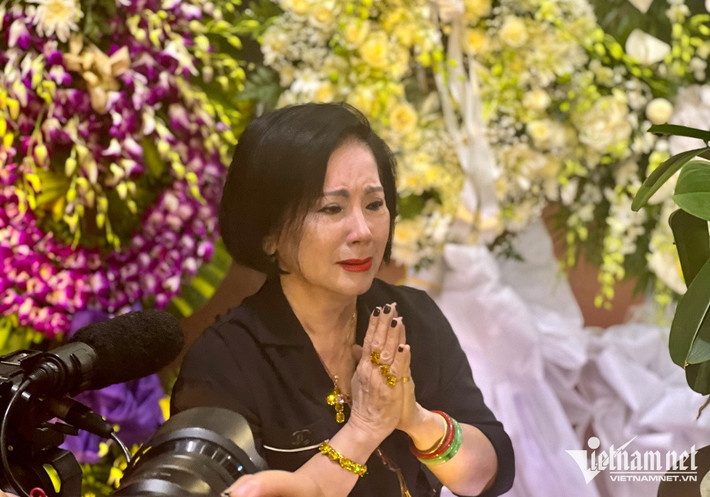 Nghệ sĩ Mộng Tuyền - đồng nghiệp cùng thời của Thẩm Thúy Hằng - bật khóc khi nhìn mặt cố nghệ sĩ lần cuối. Mộng Tuyền cho biết nhớ mãi hình ảnh người phụ nữ tài sắc, sống chân thành với mọi người.