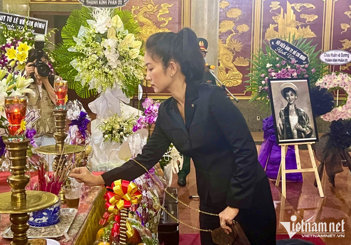 NSƯT Thanh Thúy - Phó Giám đốc Sở Văn hóa - Thể Thao TP.HCM có mặt từ sớm phụ giúp gia đình lo lễ tang. Bà là người thông báo với giới truyền thông về thông tin Thẩm Thúy Hằng qua đời.