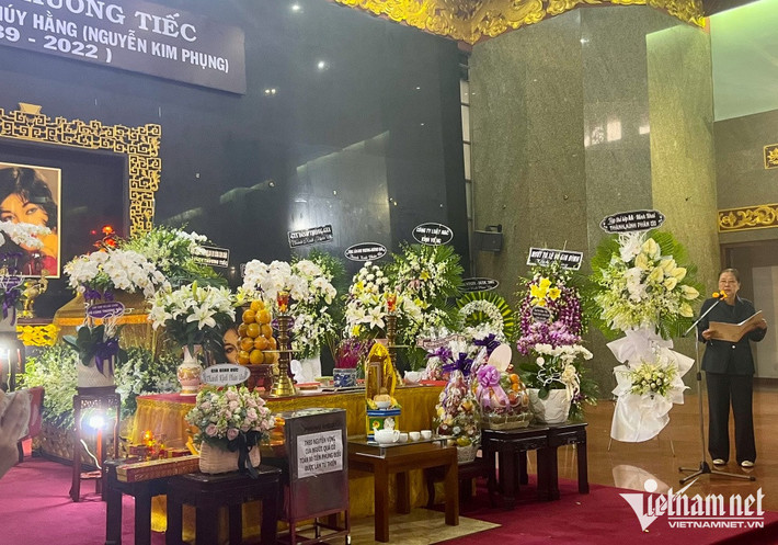 Lễ di quan của NSƯT Thẩm Thúy Hằng diễn ra lúc 6h sáng tại Nhà tang lễ Quốc gia phía Nam, quận Gò Vấp, TP.HCM. Trên nền nhạc ca khúc 'Lòng mẹ', không khí buổi lễ diễn ra xúc động tiễn đưa cố nghệ sĩ.