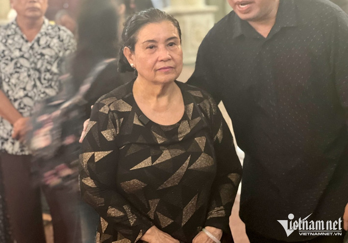 Nghệ sĩ Mai Thanh Dung lặng lẽ trong đoàn người đến viếng. Trong ký ức của nghệ sĩ, Thẩm Thúy Hằng là một giai nhân, có sức ảnh hưởng lớn đến nhiều thế hệ nghệ sĩ lĩnh vực điện ảnh và sân khấu.