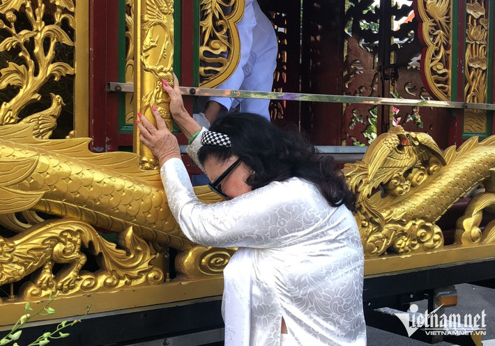 Bà gục khóc trước giờ xe tang lăn bánh. "Điều tôi mừng nhất là cuối đời Hằng thanh thản hơn tôi. Hằng giũ được hết vinh hoa, nhục nhằn của người nghệ sĩ. Các con Hằng đã lớn, thành đạt, cô ấy không phải lo lắng điều gì nữa", bà chia sẻ với VietNamNet.