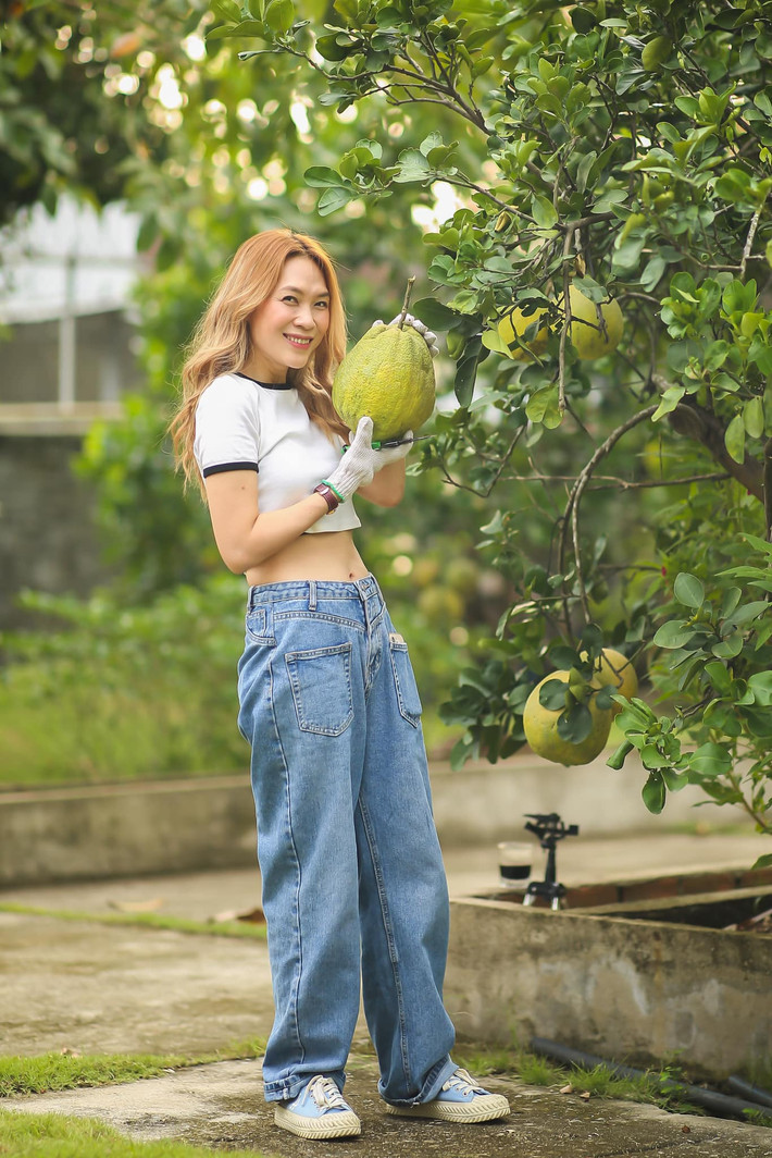 Mỹ Tâm yêu đời diện coptop đi hái bưởi.