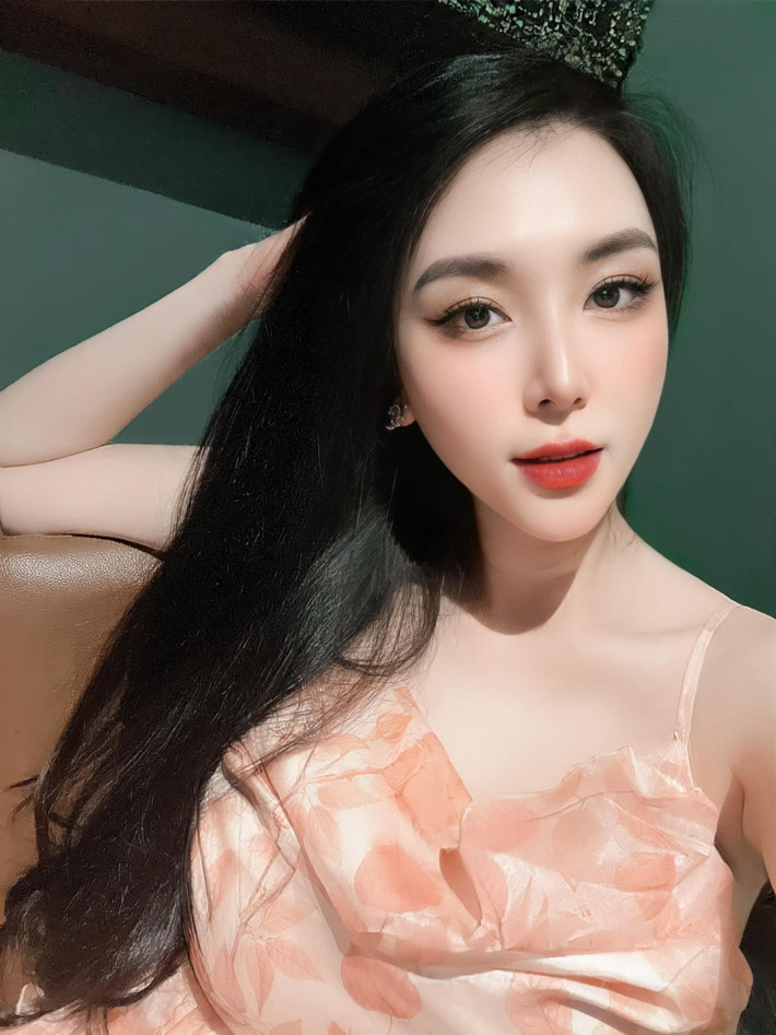 Thảo Bebe - vợ Khắc Việt nổi tiếng có sắc vóc sexy, thu hút. Sau khi sinh 2 bé sinh đôi cuối năm 2020, nữ DJ nhanh chóng lấy lại vóc dáng như thời con gái. Nhiều người nhận xét, Thảo Bebe còn nhuận sắc hơn sau khi sinh con. Đặc biệt, vòng 1 của cô lôi cuốn hơn sau khi đã làm mẹ.