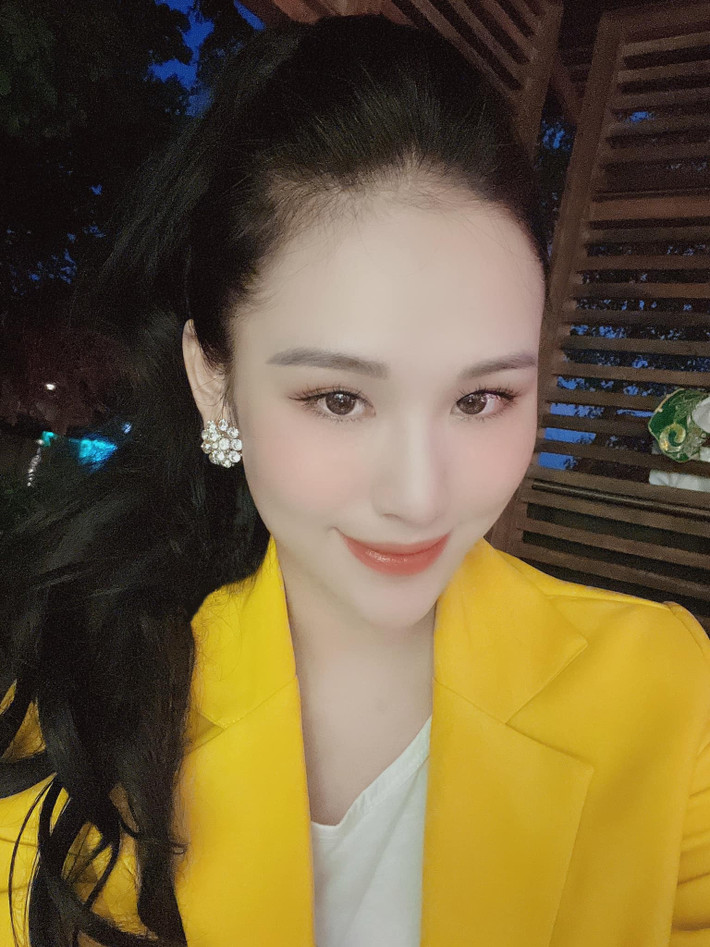 Chỉ sau khi sinh con vài tháng, Phương Anh đã lấy lại vóc dáng cũ. Cô cho con bú cộng với ăn uống khoa học nên giảm hơn 10 kg, về dáng nhanh.