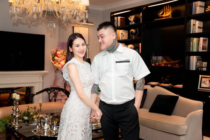 Sau đổ vỡ chuyện tình cảm lần đầu, nam ca sĩ Vũ Duy Khánh đã tìm thấy hạnh phúc mới bên vợ trẻ kém 10 tuổi là Phương Anh. Bà xã Duy Khánh sinh năm 1999, kinh doanh sản phẩm làm đẹp. Ngày 17/5 vừa qua, Phương Anh sinh con trai nặng 3 kg.