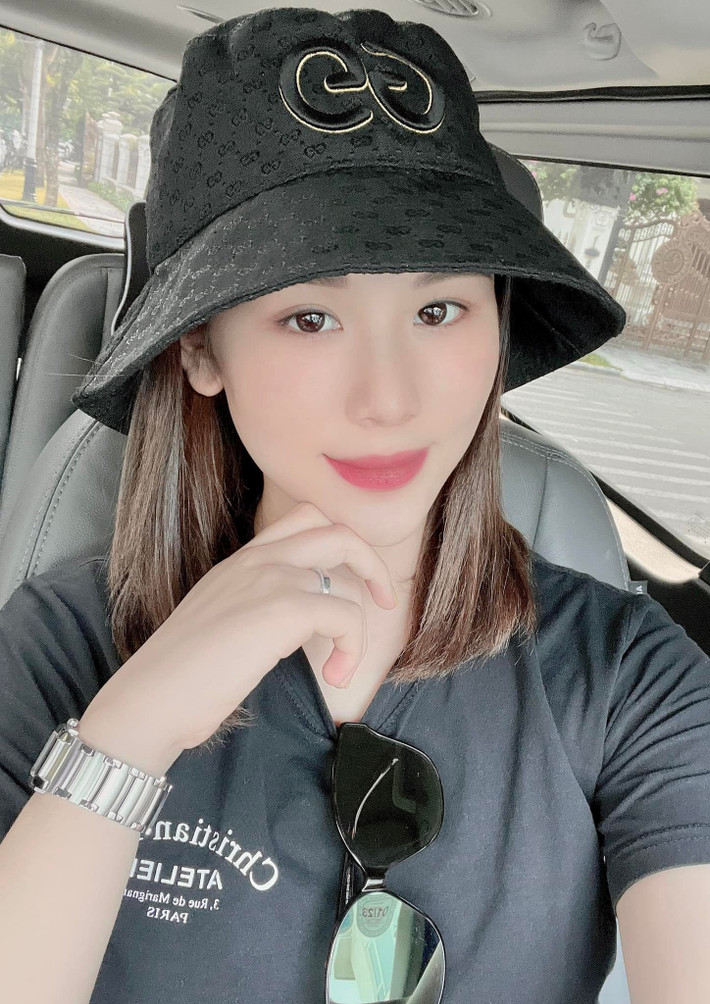 Bà xã Vũ Duy Khánh luôn ý thức chăm sóc bản thân, giữ dáng, chăm da nên cô được mọi người khen ngày càng nhuận sắc sau sinh.