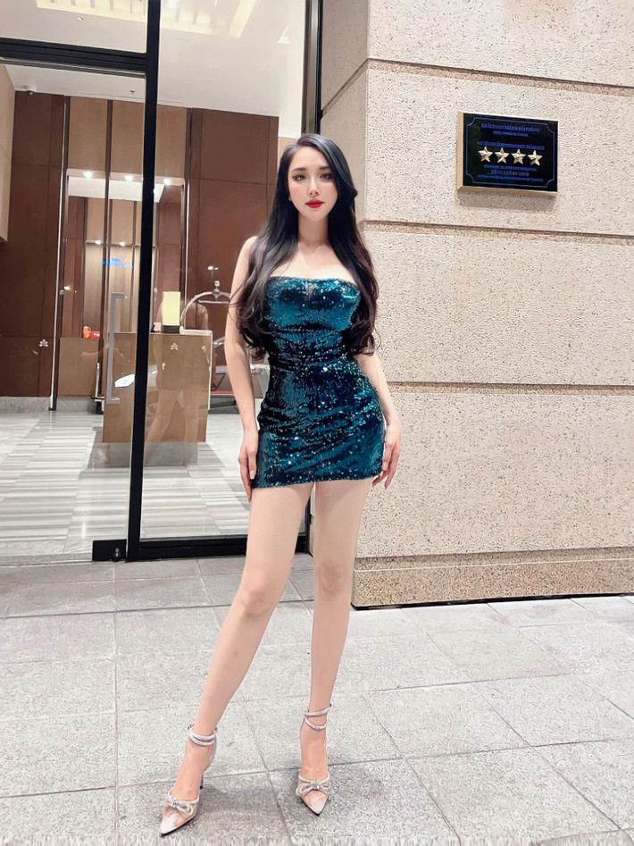 Trên trang cá nhân, Thảo Bebe thường xuyên đăng tải những hình ảnh diện đồ bó sát tôn hết cỡ 3 vòng cơ thể.