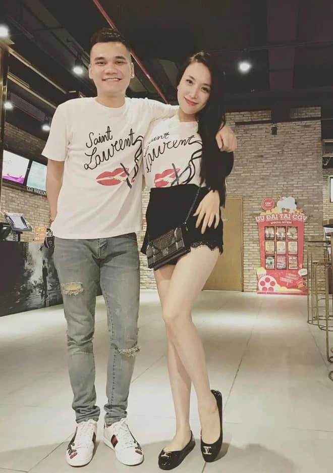 Ca sĩ Khắc Việt cũng thường xuyên dành những lời ngọt ngào tới bà xã nhân dịp đặc biệt: "Chúc mừng sinh nhật bạn cùng nhà, mãi xinh đẹp, hạnh phúc. Mãi yêu em".