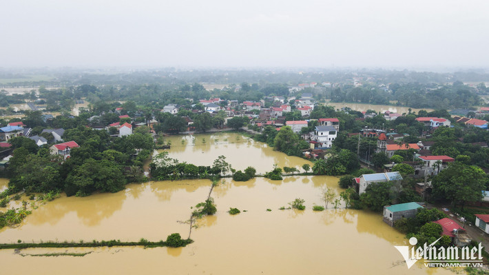 Đêm 8/9, nước sông Đáy dâng mạnh, gây ngập nhiều khu vực trũng thuộc xã Nam Phương Tiến (huyện Chương Mỹ, Hà Nội). Chỉ trong buổi sáng 9/9, cả một vùng rộng lớn thuộc các thôn Nhân Lý, Yên Trình... mênh mông nước.