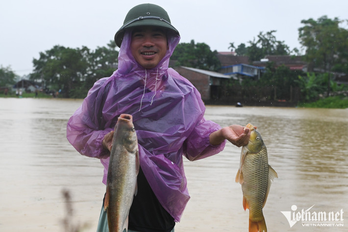 Anh Tư (sống gần khu vực bị ngập) cho biết: "Tôi cùng một vài anh em rủ nhau đi bắt cá từ sáng sớm nay. Rất nhiều cá to bị trôi ra ngoài. Tôi bắt được vài chục cân rồi". Anh cũng nhận định khả năng tới mai nước sẽ tiếp tục lên mạnh.