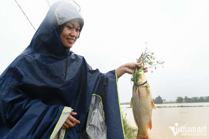 Nhiều người vớt được những con cá to 3-4kg.