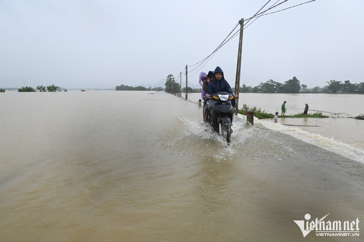 Khu vực đê Bùi 2 trong sáng 9/9 ngập không còn thấy đường đi. Nhiều đoạn trũng, nước dâng cao hơn 1m khiến nhiều phương tiện khó di chuyển.