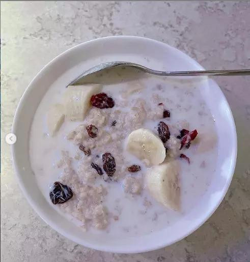 ến mạch cực kỳ giàu protein và rất ít chất béo nên chúng thường được cô sử dụng để giảm cân rất tốt. Thêm hoa quả như chuối vào sẽ càng dễ ăn lại đẹp da.
